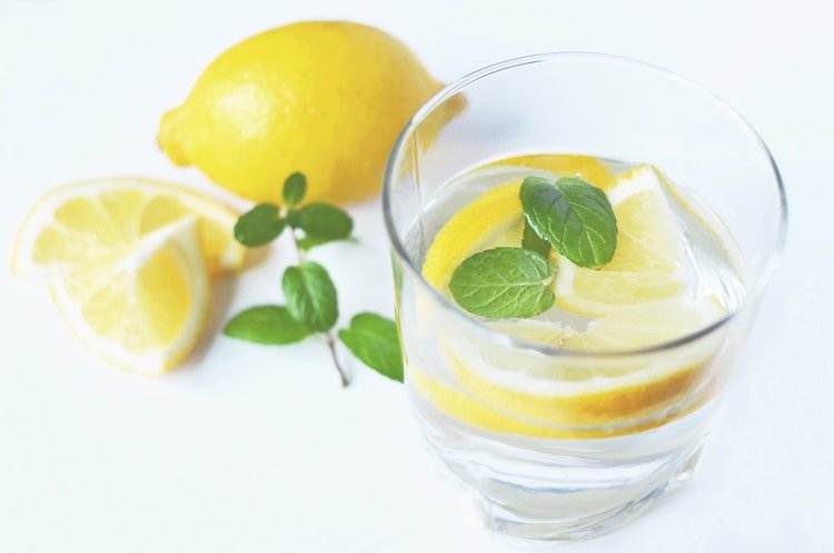 fasting-diet-autophagy-juicing-lemon.jpg