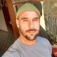 https://www.happiness.com/de/uploads/monthly_2019_04/calvin.holbrook.jpeg.80779d90325f0a854854e433d5cb88aa.jpg.5d88a3fcb0c1aa04b943cb637d9ff1d9.jpg