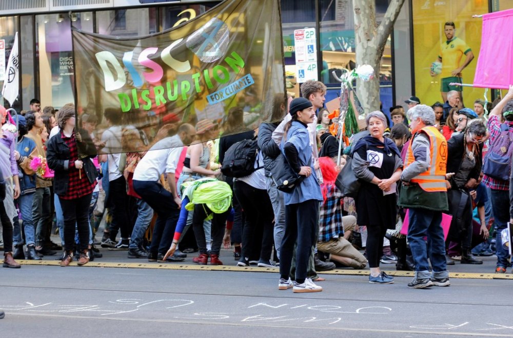 Inneren Frieden finden durch Engagement und Verbundenheit in der Gruppe - Das Bild zeigt eine Protestgruppe von Extinction Rebellion - 