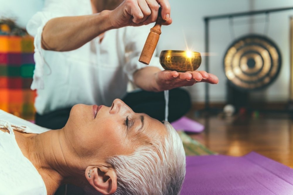 sound-bathing-enegy-healer-patient.jpg