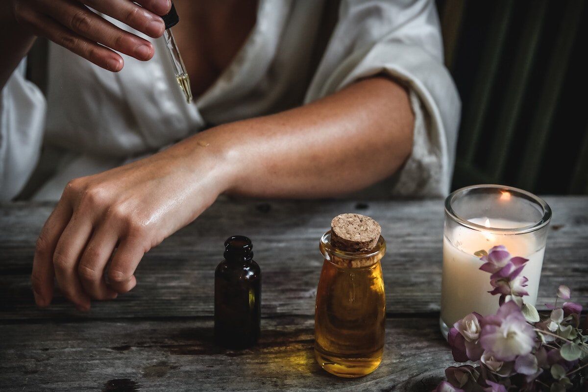 Essential Oils For Grief: 6 Soothing Aromatherapy Ideas